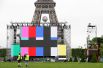 Рабочие устанавливают большие экраны, на которые будет вестись прямая трансляция матчей Евро – 2016.