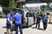Сотрудники службы безопасности досматривают автомобиль рядом с отелем «Ренессанс» в пригороде Парижа Рюэль-Мальмезон, где проживает сборная России по футболу.