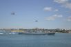 На внутреннем рейде Севастопольской бухты фрегат сопровождали противодиверсионные катера и вертолёты Ка-27