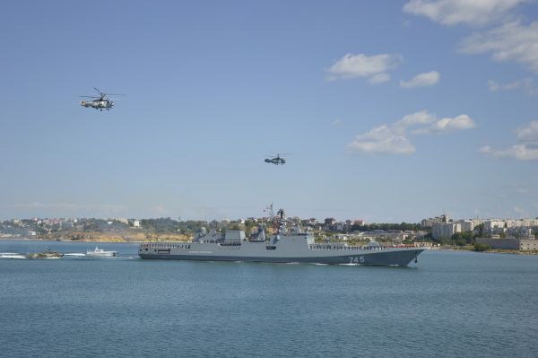 На внутреннем рейде Севастопольской бухты фрегат сопровождали противодиверсионные катера и вертолёты Ка-27