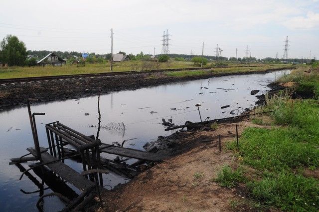 Мазутное озеро в Ставропольском районе чуть не стало причиной гибели детей.