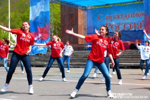 В этот день прошёл яркий флешмоб.