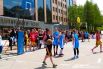 На площадке возле здания правительства играли в баскетбол.