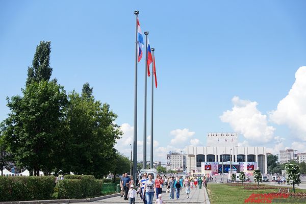 В честь Дня России над эспланадой торжественно подняли Государственный флаг РФ, флаги Пермского края и Перми.