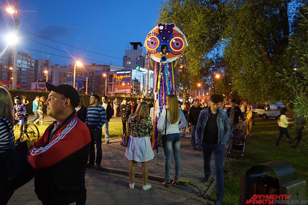 раздновать День города начали ещё в ночь на 12 июня у памятника основателю города Василию Татищеву. Площадка вокруг монумента превратилась в образовательную лабораторию - главной темой вечера стало 100-летие высшего образования на Урале.