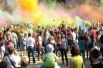 Здесь выступили творческие коллективы Ворошиловского района, а также прошёл яркий фестиваль красок, участники которого запустили в небо десятки мешочков с сухой краской холи. 