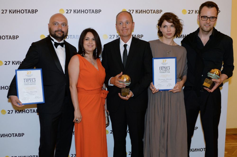 Творческая группа фильма «Коллектор»: продюсер Георгий Шабанов со спутницей, режиссёр Алексей Красовский, актриса Ксения Буравская и продюсер Дмитрий Руженцев (слева направо) с наградами «За лучшую операторскую работу» Дениса Фирстова и «За лучшую мужскую роль» Константина Хабенского.