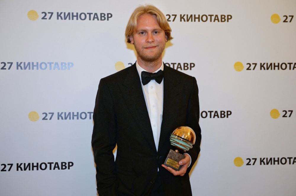 Продюсер Илья Стюарт с призом Кирилла Серебренникова за лучшую режиссуру фильма «Ученик».
