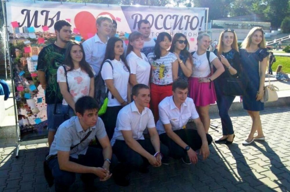 Необычная акция под названием «Мы любим Россию!» состоялась в день национального праздника. Каждый желающий мог написать на специальном стикере признание в любви своей стране и приклеить его на большой баннер с картой России.