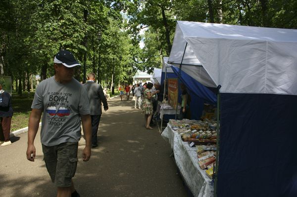 В это же время в Александровском саду открыли торговые палатки.