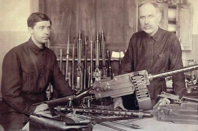 Федор Токарев с сыном Николаем у ручного пулемета системы Максима-Токарева образца 1925 года.