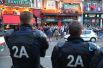 Сотрудники полиции наблюдают за болельщиками у бара на одной из улиц во французском городе Лилле.