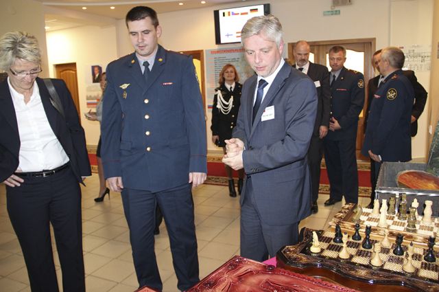 Ярослава Явора поразили роскошные шахматы, сделанные руками осуждённых. В Чехии таких не увидишь.