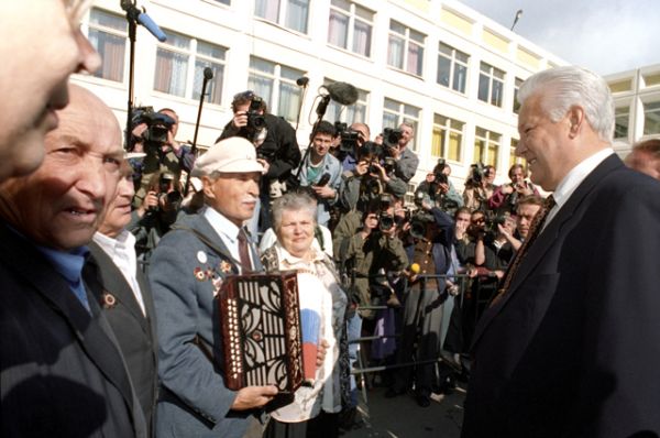 Президент РФ Борис Ельцин встретился с москвичами у избирательного участка в Крылатском.