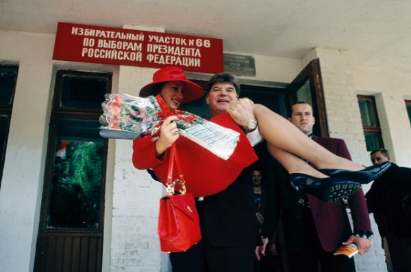 Кандидат на пост президента России Владимир Брынцалов с супругой Натальей после голосования на избирательном участке.