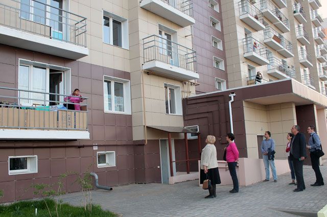 Представители НП «ЖКХ Контроль» и Фонда ЖКХ проводят осмотр нового многоквартирного дома №69/2 по улице Грановского в городе Астрахани.