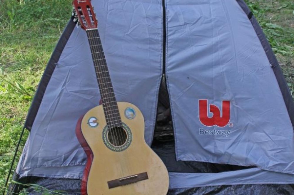 Туристическая палатка, гитара и любовь к авторской песне - вот, что обединяет всех участников музыкального фестиваля на Зелёном острове.