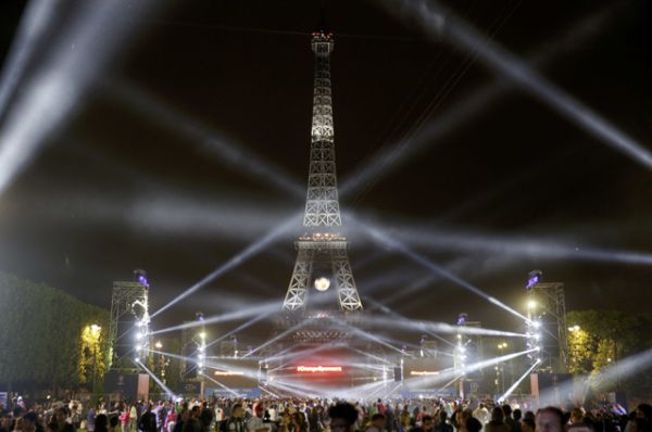 Эйфелева башня после матча Франция – Румыния.