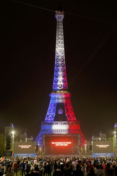 Эйфелева башня, окрашенная в цвета французского флага после матча Франция – Румыния.
