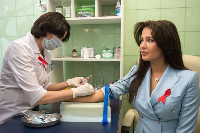 Мисс Россия-2015 София Никитчук сдаёт тест на ВИЧ-инфекцию в лаборатории Центра молекулярной диагностики ЦНИИ эпидемиологии Роспотребнадзора.