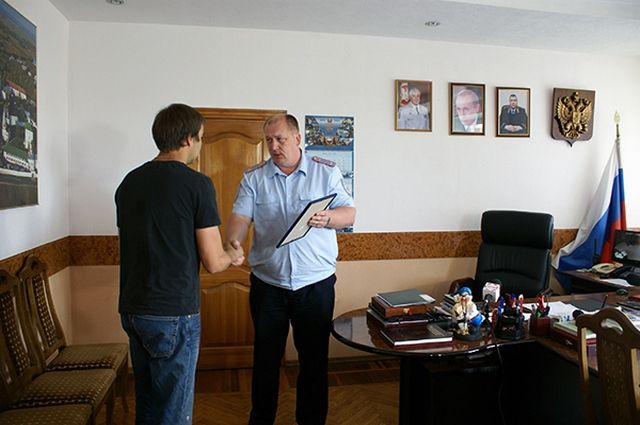 Начальник УГИБДД вручает диплом Николаю Ястребову.