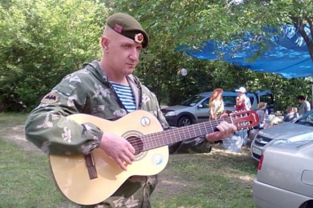 Юрия Крохина все зовут ополченцем за то, что поддерживал братский народ в его справедливой борьбе. И в «горячей точке» гитара была с ним.