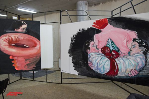 Karas Gallery представили работы Влады Ралко; та, что правее символизирует нераздельность Украины