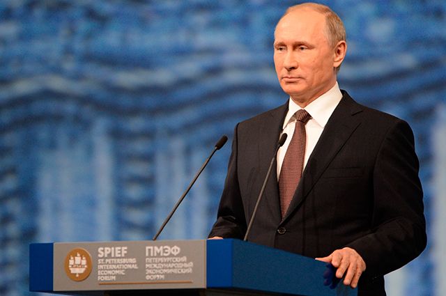 Владимир Путин выступает на пленарном заседании «На пороге новой экономической реальности» в рамках ПМЭФ-2016 в Санкт-Петербурге.