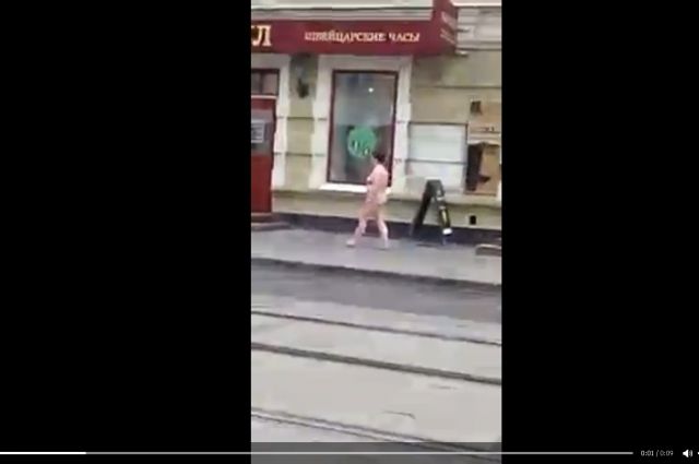 Голая девушка гуляла возле торгового центра в Киеве. ВИДЕО