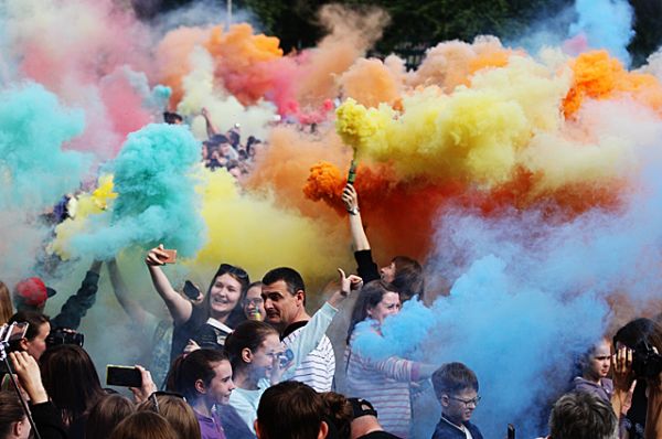 Фестиваль дыма прошёл в выходные в Новосибирске. Каждый мог из баллончиков выпустить цветные дымовые струи.