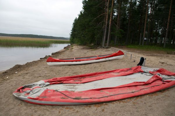 Надувная лодка и байдарка у озера Сямозеро в Карелии, на котором в туристическом походе во время шторма погибли дети.