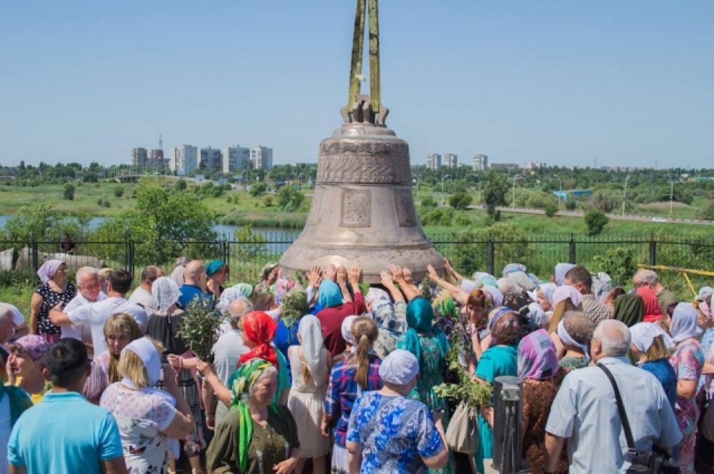 Чин освящения колокола – благословения кампана или звона, состоялся после Божественной литургии по случаю праздника Святой Троицы.