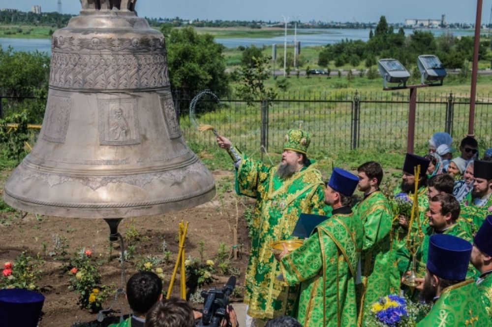 На Троицу, 19 июня, прихожане Свято-Троицкого храма стали свидетелями освящения и водружения первого церковного колокола.