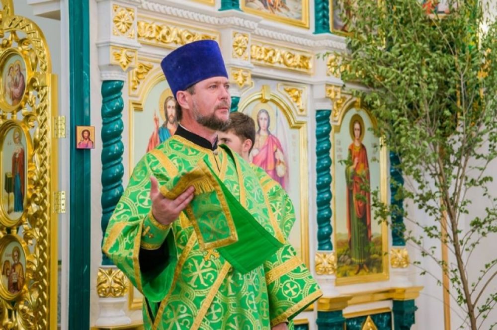 Считается, что Троица – это торжество, связанное с обновлением жизни, в народе её прозвали «зелёным» праздником.Ппредставители духовенства Русской православной церкви в этот день надевают облачения зелёного цвета.