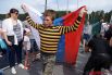 На причал под бурные овации вынесли флаги России и санатория.