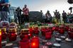 Свечи, цветы и игрушки на акции в Петрозаводске в память о детях, погибших при шторме на Сямозере в Карелии.