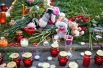 Свечи, цветы и игрушки на акции в Петрозаводске в память о детях, погибших при шторме на Сямозере в Карелии.