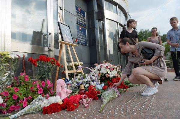 Жители Москвы несут цветы и игрушки к зданию Департамента труда и социальной защиты населения города Москвы, в память о погибших детях на Сямозере в Карелии.