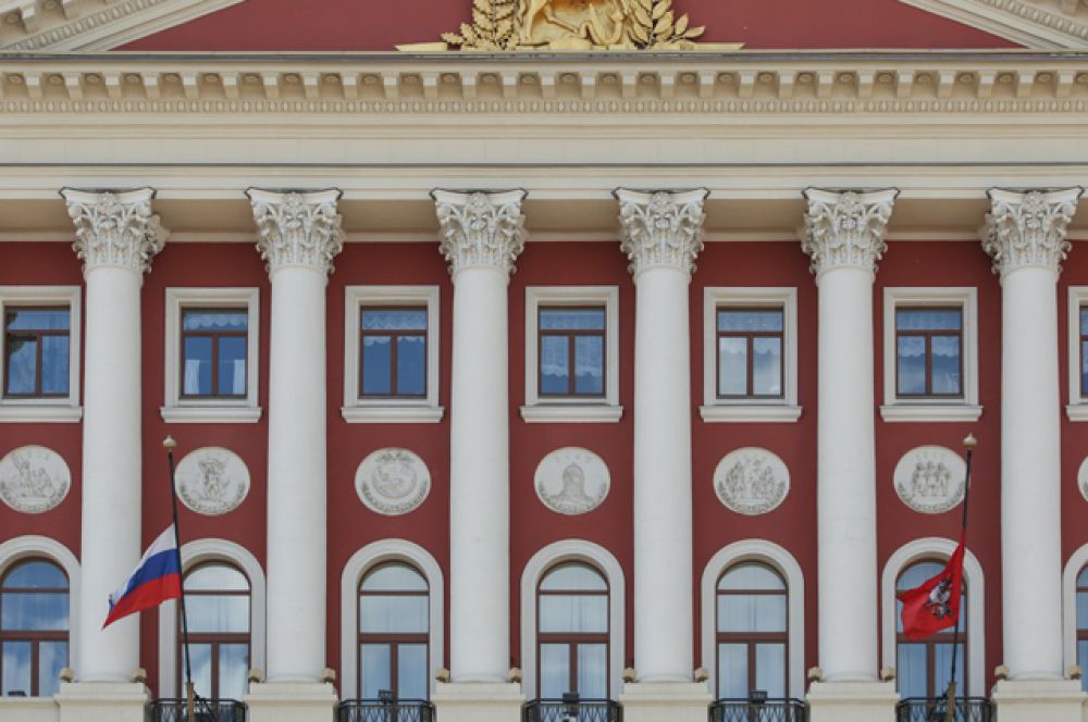 Приспущенные государственный флаг РФ и флаг Москвы на здании столичного правительства в день траура в связи с гибелью детей на озере в Карелии.