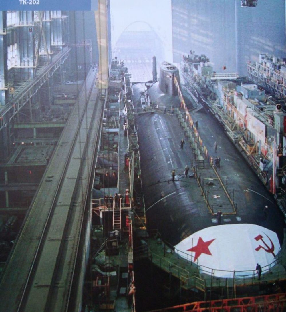 Подлодка К-278 «Комсомолец» - самая глубоководная атомная подводная лодка в мире, с предельной глубиной погружения 1250 метров, была построена в 1989 году. Советская торпедная атомная подводная лодка Северного флота погибла в Норвежском море в результате пожара. Из 69 человек команды удалось спасти только 27. «Комсомолец» был уникальной атомной подводной лодкой, обогнавшей своё время на четверть века.