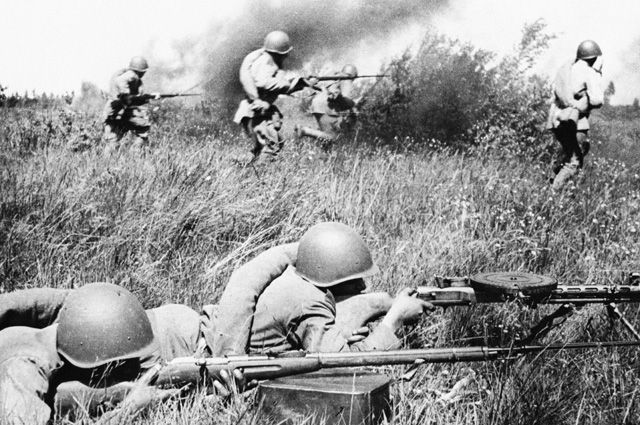 Бойцы Красной Армии, идущие в атаку.