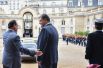 Франсуа Олланд провожает украинского президента после окончания встречи