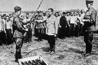 Многие из добровольцев, уходящих на фронты Великой Отечественной, под гимнастёркой прятали нательный крестик.