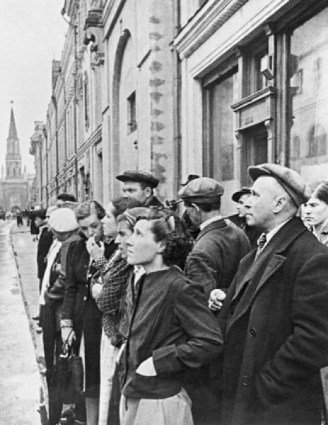 Жители столицы 22 июня 1941 года во время объявления по радио правительственного сообщения о вероломном нападении фашистской Германии на Советский Союз.