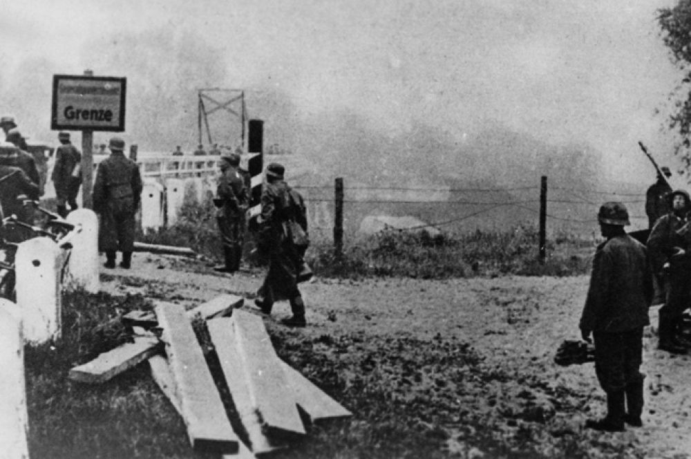 Первые фотографии с Восточного фронта, немецкие войска пересекают советскую границу.