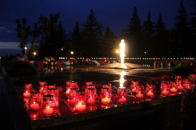 Омичи зажгут свечи памяти сегодня вечером в парке Победы. 