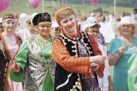 Жители Бардымского района прошли перед зрителями в национальных костюмах.