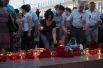 Горожане на всероссийской акции «Свеча памяти» у мемориального комплекса «Вечный огонь» в Краснодаре.