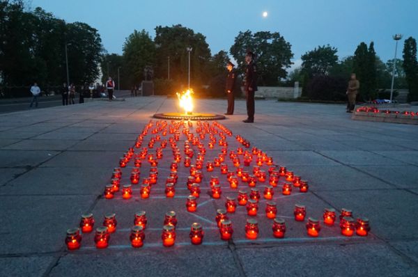Участники всероссийской акции «Свеча памяти», проходящей в рамках Дня памяти и скорби, у монумента 1200 гвардейцам, павшим при штурме Кенигсберга.