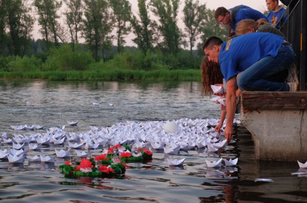 Участники всероссийской акции «Свеча памяти» на молодёжном форуме на Мастрюковых озерах Самарской области.